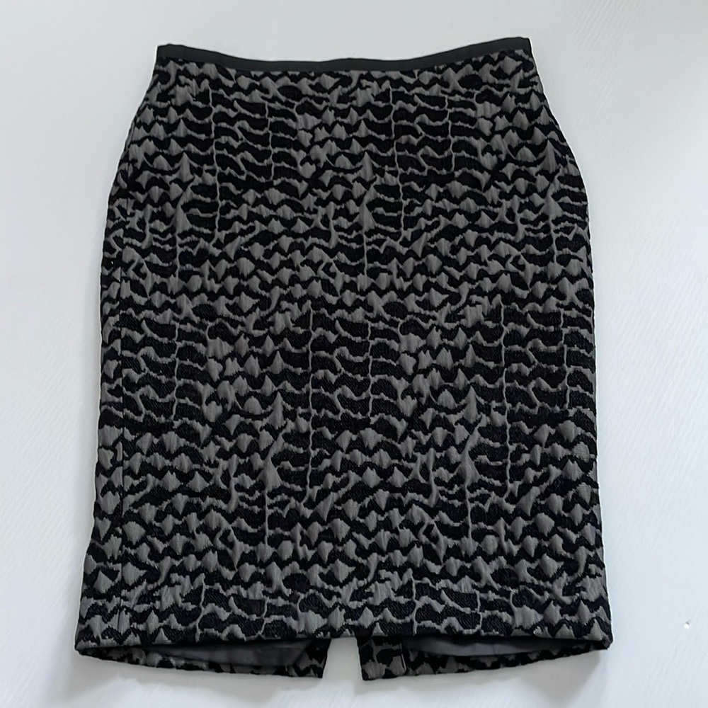 Ann Taylor Loft black and gray short, lined, textured skirt. Women’s size 4